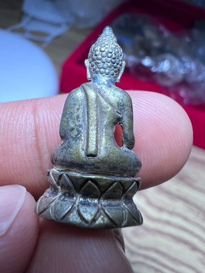พระชัยวัฒน์บัวฟันปลาปางสะดุ้งมารเนื้อเงิน รูปที่ 3