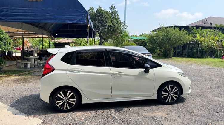 Honda Jazz 2017 1.5 RS i-VTEC Sedan เบนซิน ไม่ติดแก๊ส เกียร์อัตโนมัติ ขาว รูปที่ 4