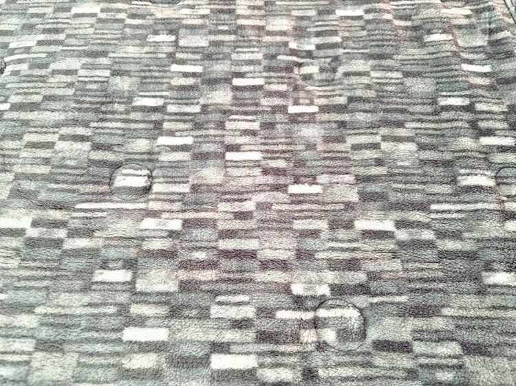 ผ้าห่มกำมะหยี่ (ใช้ปูรองนอนได้) ขนาด 5-5.5ฟุต สีเทาฟ้าลายกราฟฟิก ยี่ห้อ ARPEGGIO (สภาพใหม่) มือสองสภาพดี สินค้าญี่ปุ่น-เกาหลีแท้ รูปที่ 3