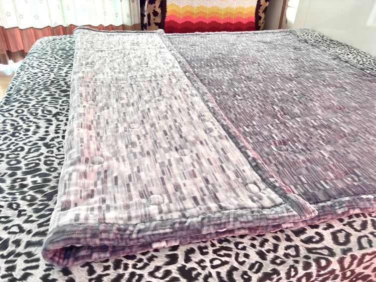 ผ้าห่มกำมะหยี่ (ใช้ปูรองนอนได้) ขนาด 5-5.5ฟุต สีเทาฟ้าลายกราฟฟิก ยี่ห้อ ARPEGGIO (สภาพใหม่) มือสองสภาพดี สินค้าญี่ปุ่น-เกาหลีแท้ รูปที่ 11