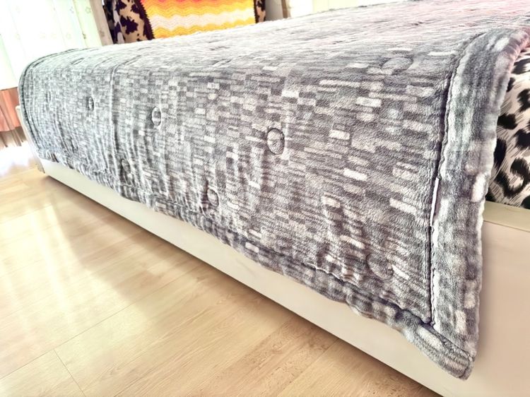 ผ้าห่มกำมะหยี่ (ใช้ปูรองนอนได้) ขนาด 5-5.5ฟุต สีเทาฟ้าลายกราฟฟิก ยี่ห้อ ARPEGGIO (สภาพใหม่) มือสองสภาพดี สินค้าญี่ปุ่น-เกาหลีแท้ รูปที่ 4