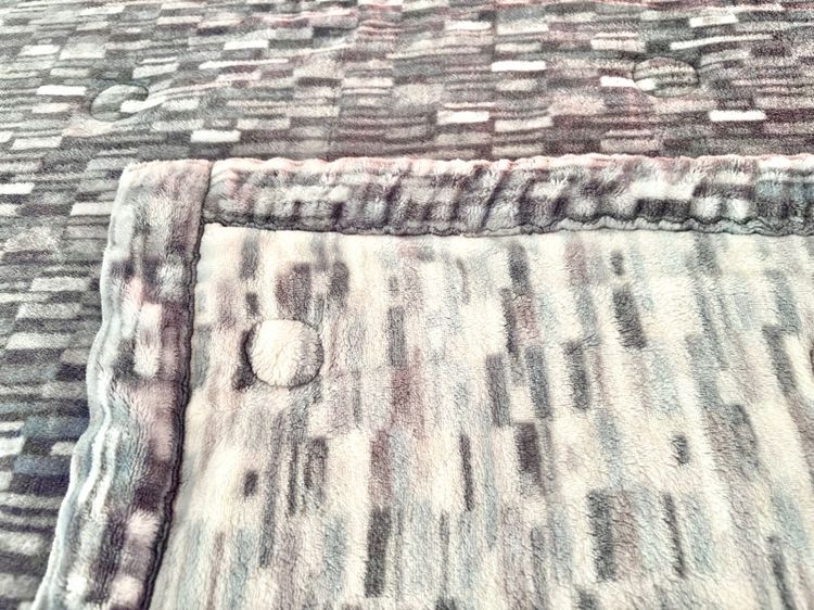 ผ้าห่มกำมะหยี่ (ใช้ปูรองนอนได้) ขนาด 5-5.5ฟุต สีเทาฟ้าลายกราฟฟิก ยี่ห้อ ARPEGGIO (สภาพใหม่) มือสองสภาพดี สินค้าญี่ปุ่น-เกาหลีแท้ รูปที่ 5