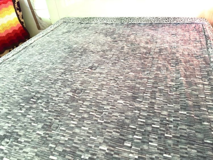ผ้าห่มกำมะหยี่ (ใช้ปูรองนอนได้) ขนาด 5-5.5ฟุต สีเทาฟ้าลายกราฟฟิก ยี่ห้อ ARPEGGIO (สภาพใหม่) มือสองสภาพดี สินค้าญี่ปุ่น-เกาหลีแท้ รูปที่ 2
