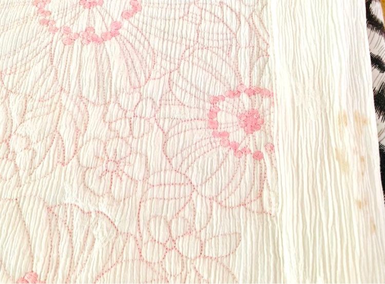 ผ้าห่ม (ใช้ปูรองนอนได้) ขนาด 6ฟุต ผ้าชีฟองสีขาวปักลายดอกวินเทจสีชมพู ด้านบนปักลายแบรนด์ JAMION HOUSE ยี่ห้อ JAMION HOUSE (สภาพใหม่) รูปที่ 6