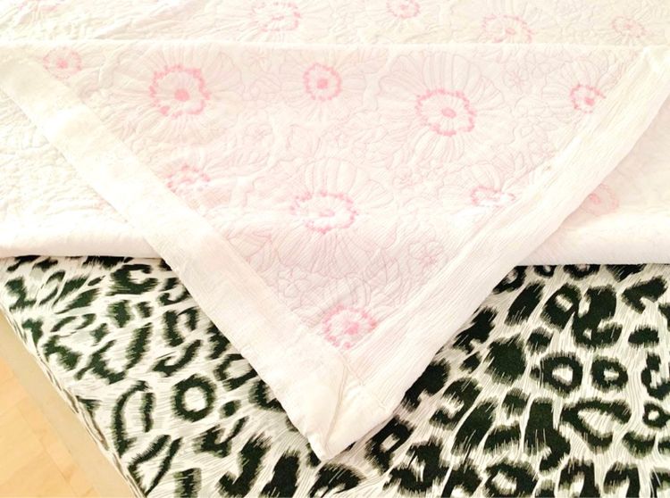 ผ้าห่ม (ใช้ปูรองนอนได้) ขนาด 6ฟุต ผ้าชีฟองสีขาวปักลายดอกวินเทจสีชมพู ด้านบนปักลายแบรนด์ JAMION HOUSE ยี่ห้อ JAMION HOUSE (สภาพใหม่) รูปที่ 12