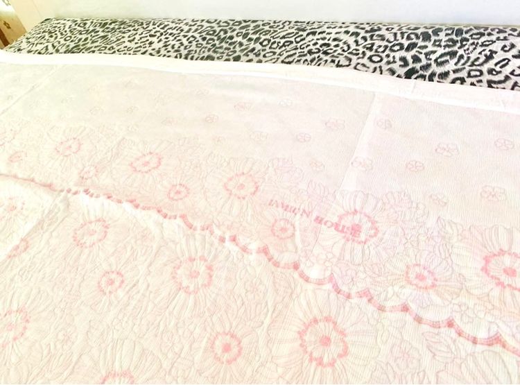 ผ้าห่ม (ใช้ปูรองนอนได้) ขนาด 6ฟุต ผ้าชีฟองสีขาวปักลายดอกวินเทจสีชมพู ด้านบนปักลายแบรนด์ JAMION HOUSE ยี่ห้อ JAMION HOUSE (สภาพใหม่) รูปที่ 3