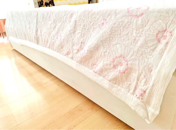 ผ้าห่ม (ใช้ปูรองนอนได้) ขนาด 6ฟุต ผ้าชีฟองสีขาวปักลายดอกวินเทจสีชมพู ด้านบนปักลายแบรนด์ JAMION HOUSE ยี่ห้อ JAMION HOUSE (สภาพใหม่) รูปที่ 7