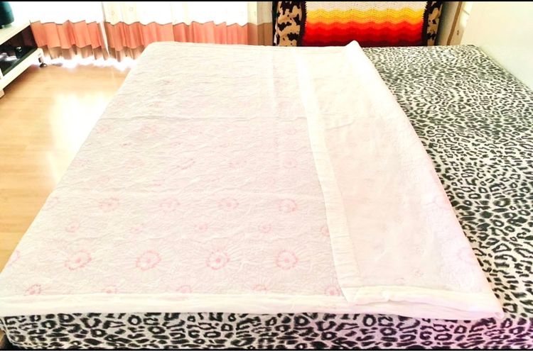 ผ้าห่ม (ใช้ปูรองนอนได้) ขนาด 6ฟุต ผ้าชีฟองสีขาวปักลายดอกวินเทจสีชมพู ด้านบนปักลายแบรนด์ JAMION HOUSE ยี่ห้อ JAMION HOUSE (สภาพใหม่) รูปที่ 13