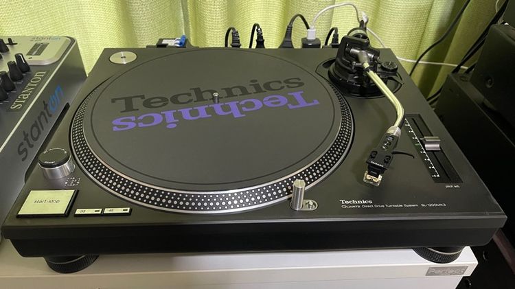 TECHNICS SL-1200MK 3TURNTABLE เครื่องเล่นแผ่นเสียงระบบ Direct Drive