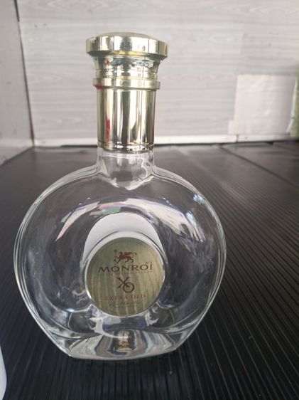 ขวดแก้วมีน้ำ 2 ขวดสีขาวขวดเปล่า 1 ใบ รูปที่ 3