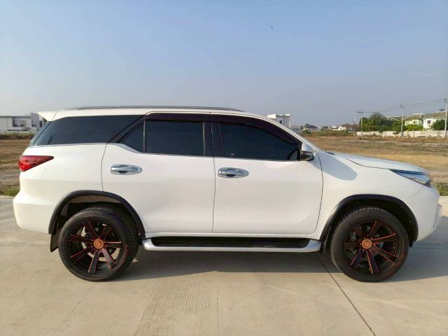 Toyota Fortuner 2018 2.4 V Utility-car ดีเซล เกียร์อัตโนมัติ ขาว รูปที่ 2