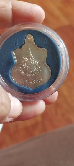 เหรียญอาร์มที่ระลึกในหลวงพระชนมายุ 6 รอบ 72 พรรษา ปี 2542 รูปที่ 2