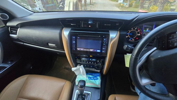 Toyota Fortuner 2015 2.8 V TRD Sportivo Black Top 4WD Utility-car ดีเซล เกียร์อัตโนมัติ ดำ รูปที่ 4