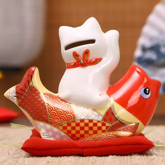 🐟💰 แมวกวักบนปลาคาร์ฟแดง เสริมโชคลาภ ความรุ่งเรือง และความสำเร็จให้บ้านและธุรกิจ รูปที่ 2