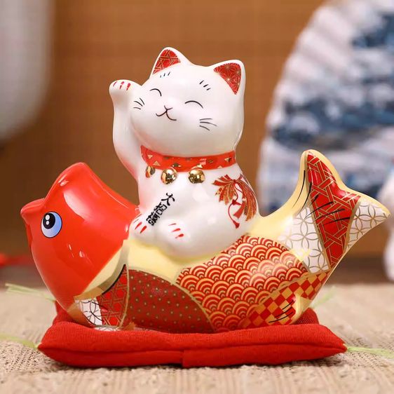 🐟💰 แมวกวักบนปลาคาร์ฟแดง เสริมโชคลาภ ความรุ่งเรือง และความสำเร็จให้บ้านและธุรกิจ