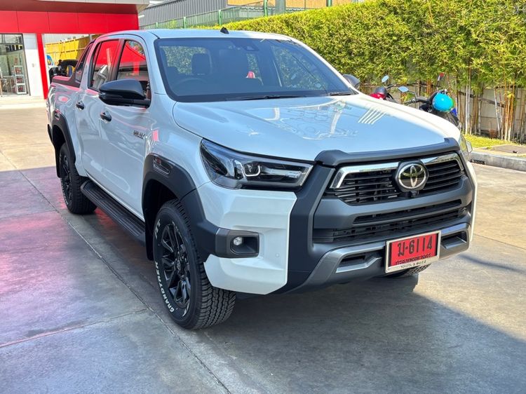 รถ Toyota Hilux Revo Double Cab Prerunner 2x4 2.4 Rocco สี ขาว