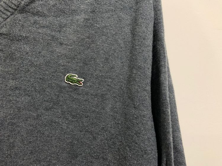 เสื้อกันหนาว LACOSTE คอวีไหมพรม แท้ 💯 size 6 ขนาด อก 22.5 ยาว 27 นิ้ว สภาพใหม่มาก สีเทาดีเทลสวย เนื้อผ้าดีมาก หายากน่าสะสมครับ รูปที่ 2