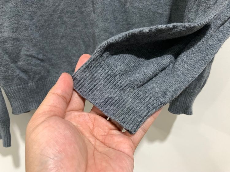 เสื้อกันหนาว LACOSTE คอวีไหมพรม แท้ 💯 size 6 ขนาด อก 22.5 ยาว 27 นิ้ว สภาพใหม่มาก สีเทาดีเทลสวย เนื้อผ้าดีมาก หายากน่าสะสมครับ รูปที่ 4