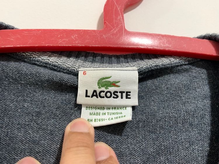 เสื้อกันหนาว LACOSTE คอวีไหมพรม แท้ 💯 size 6 ขนาด อก 22.5 ยาว 27 นิ้ว สภาพใหม่มาก สีเทาดีเทลสวย เนื้อผ้าดีมาก หายากน่าสะสมครับ รูปที่ 3