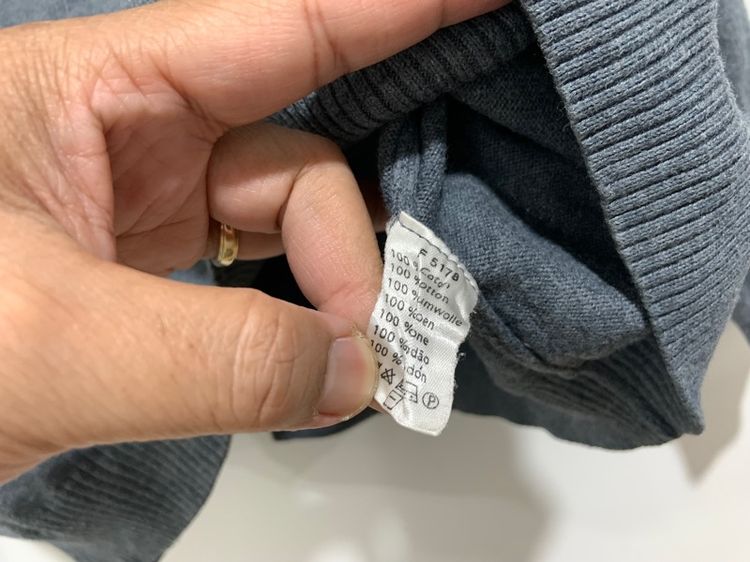 เสื้อกันหนาว LACOSTE คอวีไหมพรม แท้ 💯 size 6 ขนาด อก 22.5 ยาว 27 นิ้ว สภาพใหม่มาก สีเทาดีเทลสวย เนื้อผ้าดีมาก หายากน่าสะสมครับ รูปที่ 5