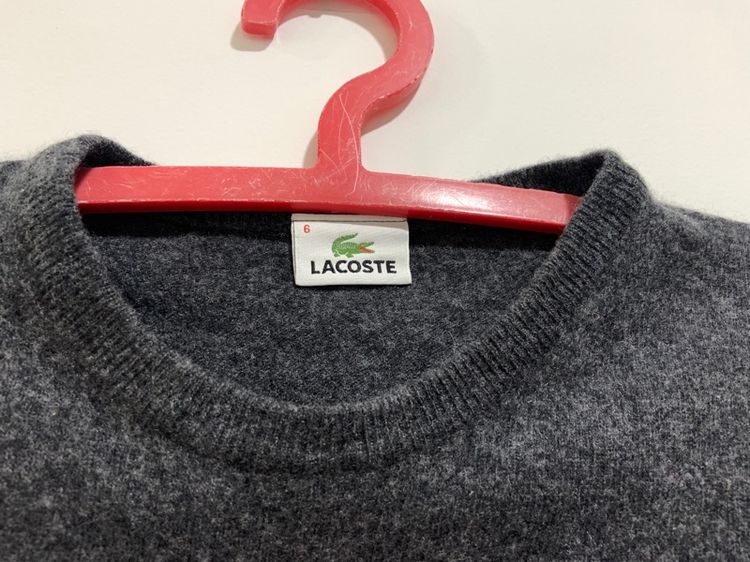 เสื้อกันหนาว LACOSTE ผ้า WOOLMARK แท้ 💯 size 6 ขนาด อก 22 ยาว 26.5 นิ้ว สภาพดีมาก สีเทาดีเทลสวย เนื้อผ้านิ่มดีมาก หายากน่าสะสม รูปที่ 4