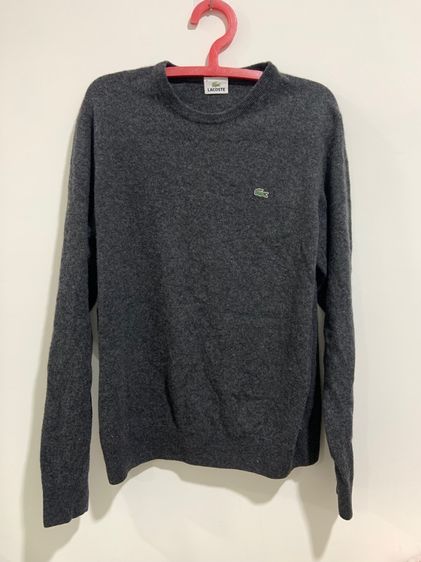 อื่นๆ แขนยาว อื่นๆ อื่นๆ เสื้อกันหนาว LACOSTE ผ้า WOOLMARK แท้ 💯 size 6 ขนาด อก 22 ยาว 26.5 นิ้ว สภาพดีมาก สีเทาดีเทลสวย เนื้อผ้านิ่มดีมาก หายากน่าสะสม
