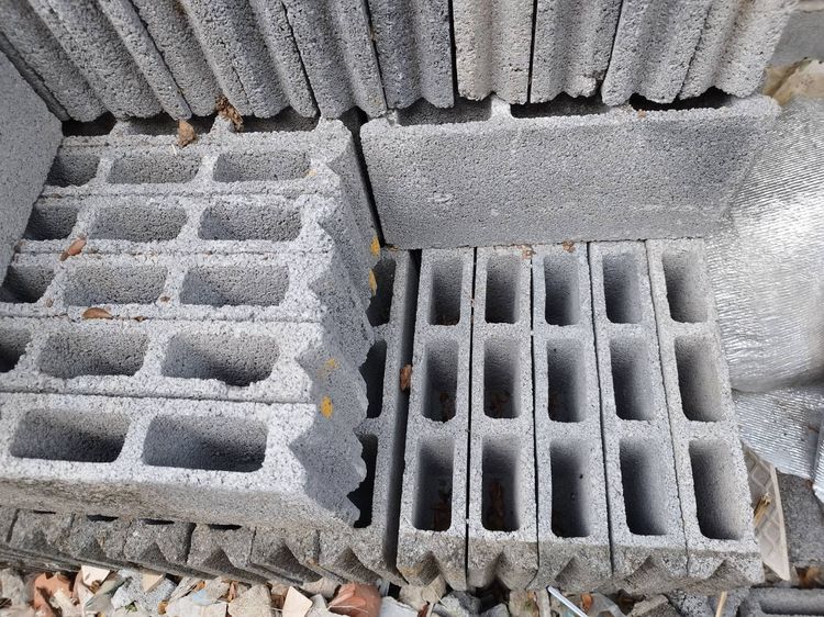 อิฐบล๊อก ซื้อมาแล้วไม่ได้ใช้ ค้างปี แต่สภาพยังดีเหมือนไหม่  มีประมาณ 300 ก้อน ก้อนละ 2 บาท รับเองที่งามวงศ์วาน 43