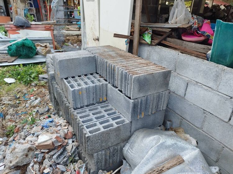 อิฐบล๊อก ซื้อมาแล้วไม่ได้ใช้ ค้างปี แต่สภาพยังดีเหมือนไหม่  มีประมาณ 300 ก้อน ก้อนละ 2 บาท รับเองที่งามวงศ์วาน 43 รูปที่ 3