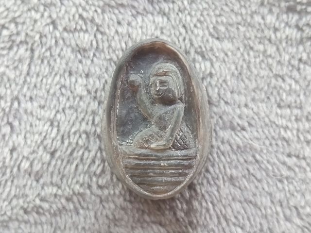 นางกวักเขาแกะหลังแผ่นเงิน