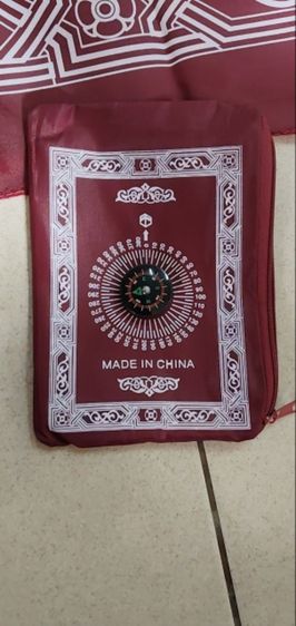 ผ้าปูละหมาดชนิดพกพาพร้อมเข็มทิศ เหมาะสำหรับเวลาเดินทาง 