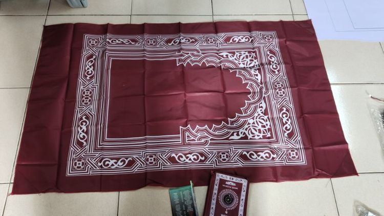 ผ้าปูละหมาดชนิดพกพาพร้อมเข็มทิศ เหมาะสำหรับเวลาเดินทาง  รูปที่ 3