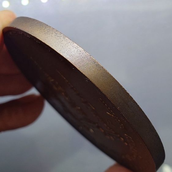 เหรียญที่ระลึกสมเด็จพระศรีนครินทราบรมราชชนนี เฉลิมพระชนมายุ 90 พรรษา เนื้อทองแดงรมดำ ขนาด 7 เซน ปี2533 พร้อมกล่องเดิม รูปที่ 7