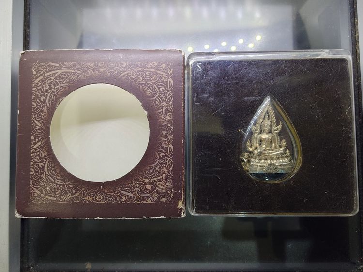 พระพุทธชินราช ภปร. ลอยองค์ เนื้อเงิน โครงการ "เพราะแผ่นดินนี้ คือ แผ่นดินเกิด รุ่นแรก ปี 2548 พร้อมกล่องเดิม รูปที่ 8