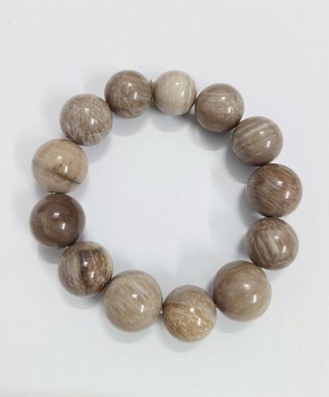 สร้อยข้อมือไม้กลายเป็นหิน