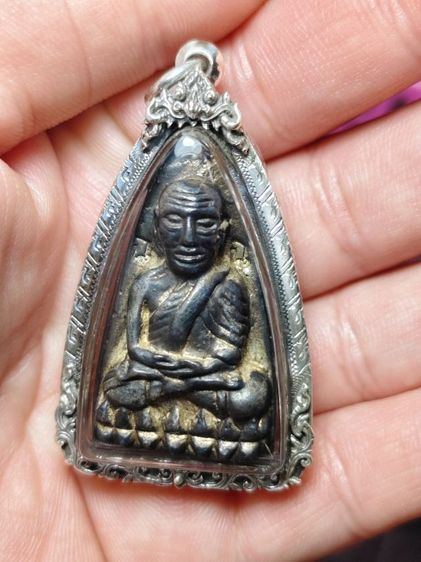 หลวงปู่ทวดหลังเตารีดเนื้อนวะพร้อมเลี่ยมกรอบเงินแท้