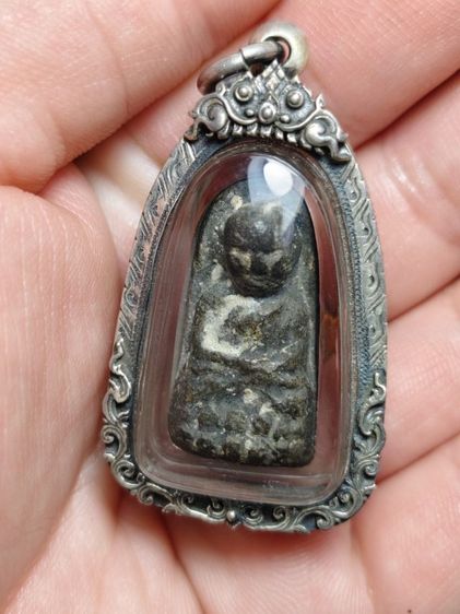 หลวงปู่ทวดพิมพ์พระรอดพร้อมเลี่ยมกรอบเงินแท้