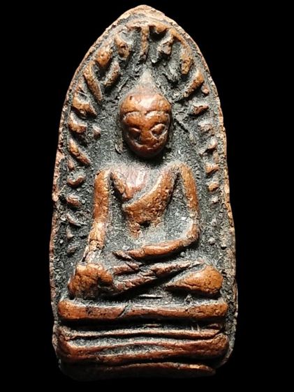 พระรอดลำพูนพิมพ์ใหญ่เนื้อแดงครับมีรานหลังนิดนึง