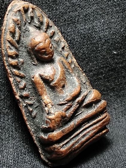 พระรอดลำพูนพิมพ์ใหญ่เนื้อแดงครับมีรานหลังนิดนึง รูปที่ 12