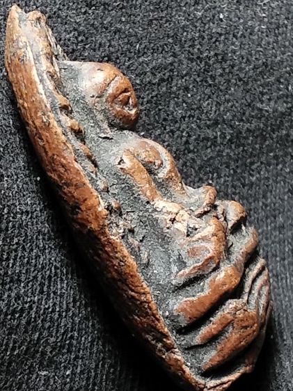 พระรอดลำพูนพิมพ์ใหญ่เนื้อแดงครับมีรานหลังนิดนึง รูปที่ 11