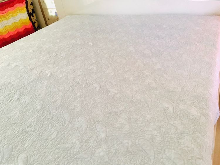 ผ้าห่ม (ใช้ปูรองนอนได้) (ผืนใหญ่มาก) ขนาด 6.5-7ฟุต ผ้าชีฟองสีเทาปักลายวินเทจทั้งผืน ยี่ห้อ Roomine Home (สภาพใหม่) รูปที่ 2