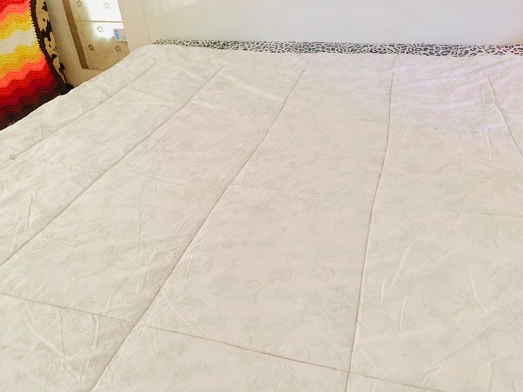 ผ้านวม หรือไส้ผ้านวม (ใช้ปูรองนอนได้) ขนาด 5.5-6ฟุต สีขาวตารางลายดอกวินเทจสีเทา ยี่ห้อ ROYAL TUDOR ENGLAND 1828 รูปที่ 2