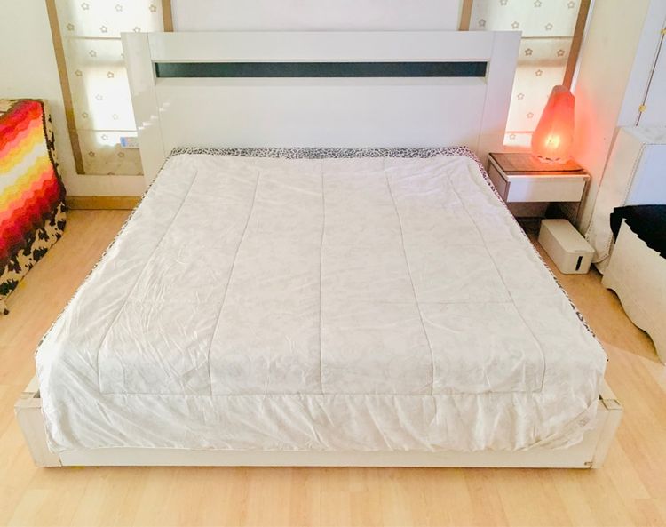 ผ้านวม หรือไส้ผ้านวม (ใช้ปูรองนอนได้) ขนาด 5.5-6ฟุต สีขาวตารางลายดอกวินเทจสีเทา ยี่ห้อ ROYAL TUDOR ENGLAND 1828