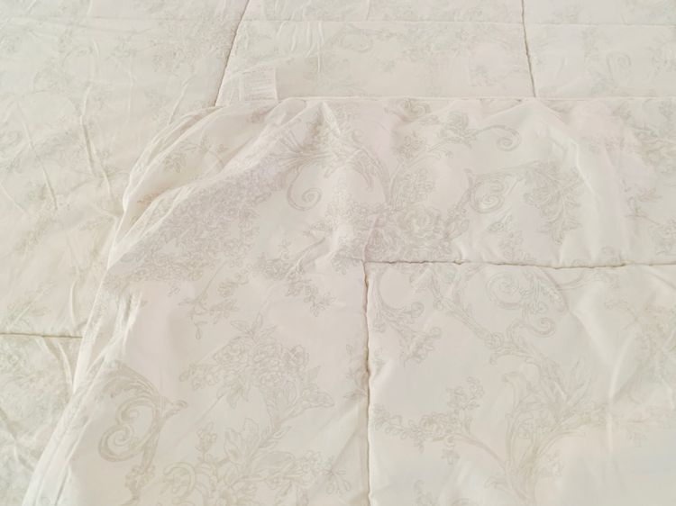 ผ้านวม หรือไส้ผ้านวม (ใช้ปูรองนอนได้) ขนาด 5.5-6ฟุต สีขาวตารางลายดอกวินเทจสีเทา ยี่ห้อ ROYAL TUDOR ENGLAND 1828 รูปที่ 6
