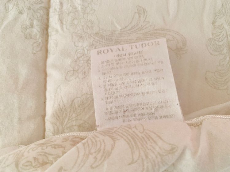 ผ้านวม หรือไส้ผ้านวม (ใช้ปูรองนอนได้) ขนาด 5.5-6ฟุต สีขาวตารางลายดอกวินเทจสีเทา ยี่ห้อ ROYAL TUDOR ENGLAND 1828 รูปที่ 7