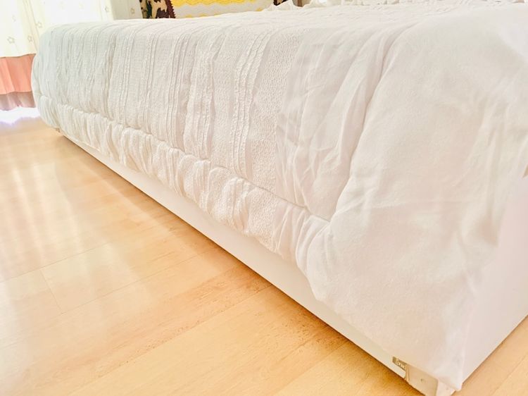 ผ้านวมกำมะหยี่ (ผืนใหญ่มาก) (ใช้ปูรองนอนได้) ขนาด 6.5-7ฟุต สีขาวกำมะหยี่ ด้านบนมีระบาย (สภาพใหม่) (สินค้าหายาก) รูปที่ 5