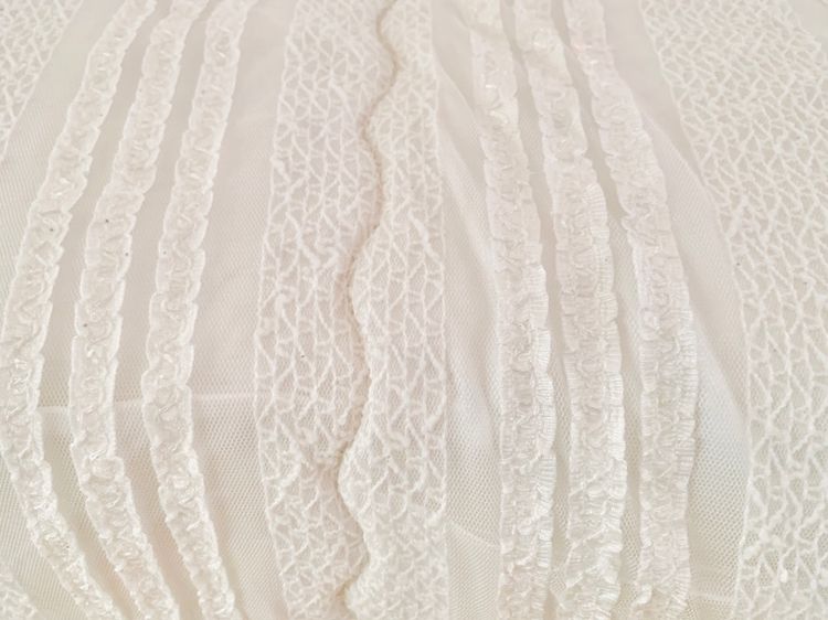 ผ้านวมกำมะหยี่ (ผืนใหญ่มาก) (ใช้ปูรองนอนได้) ขนาด 6.5-7ฟุต สีขาวกำมะหยี่ ด้านบนมีระบาย (สภาพใหม่) (สินค้าหายาก) รูปที่ 4