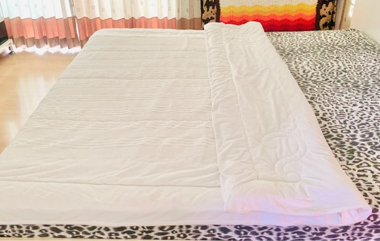 ผ้านวมกำมะหยี่ (ผืนใหญ่มาก) (ใช้ปูรองนอนได้) ขนาด 6.5-7ฟุต สีขาวกำมะหยี่ ด้านบนมีระบาย (สภาพใหม่) (สินค้าหายาก) รูปที่ 9