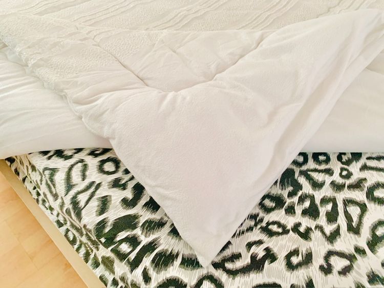 ผ้านวมกำมะหยี่ (ผืนใหญ่มาก) (ใช้ปูรองนอนได้) ขนาด 6.5-7ฟุต สีขาวกำมะหยี่ ด้านบนมีระบาย (สภาพใหม่) (สินค้าหายาก) รูปที่ 7