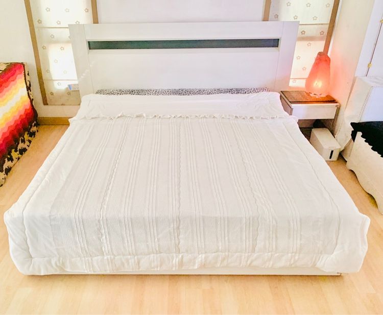 ผ้านวมกำมะหยี่ (ผืนใหญ่มาก) (ใช้ปูรองนอนได้) ขนาด 6.5-7ฟุต สีขาวกำมะหยี่ ด้านบนมีระบาย (สภาพใหม่) (สินค้าหายาก)