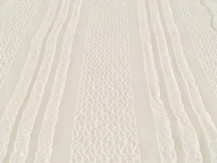 ผ้านวมกำมะหยี่ (ผืนใหญ่มาก) (ใช้ปูรองนอนได้) ขนาด 6.5-7ฟุต สีขาวกำมะหยี่ ด้านบนมีระบาย (สภาพใหม่) (สินค้าหายาก) รูปที่ 3